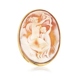 C. 1970 Vintage Brown Shell Cameo Ring in 14kt Yellow Gold. Size 7